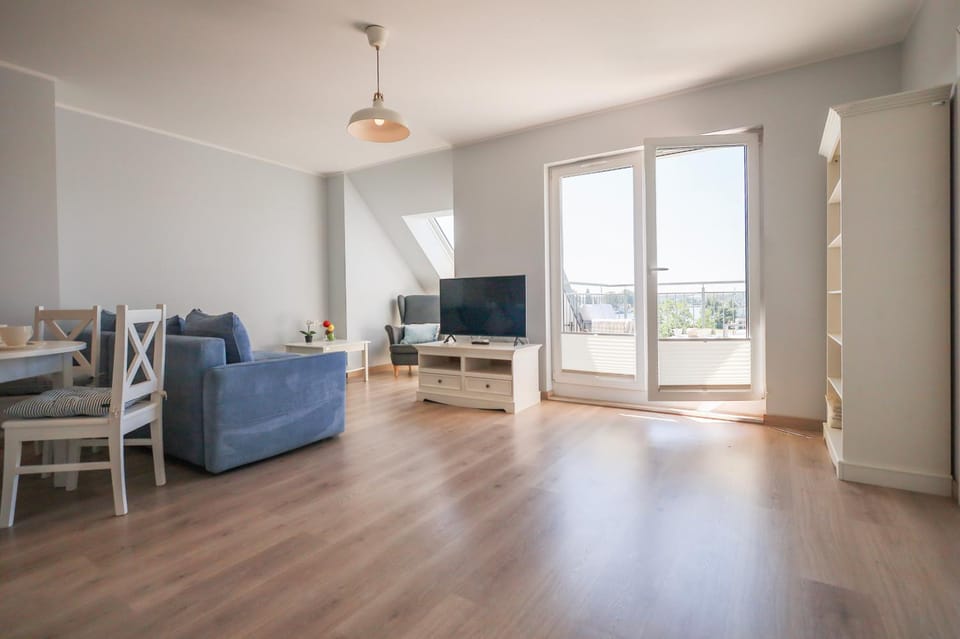 TV and multimedia, Living room, Seating area, Dining area, Evening entertainment