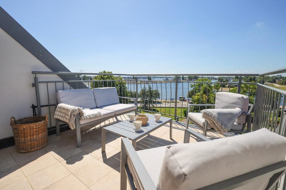 Day, Natural landscape, View (from property/room), Balcony/Terrace, Seating area, City view, Landmark view, River view