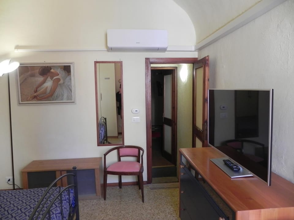 Bedroom, air conditioner