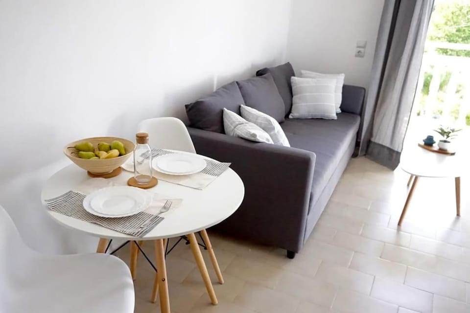 Airy Flat at Xenios Avlais Apartment in Alikanas