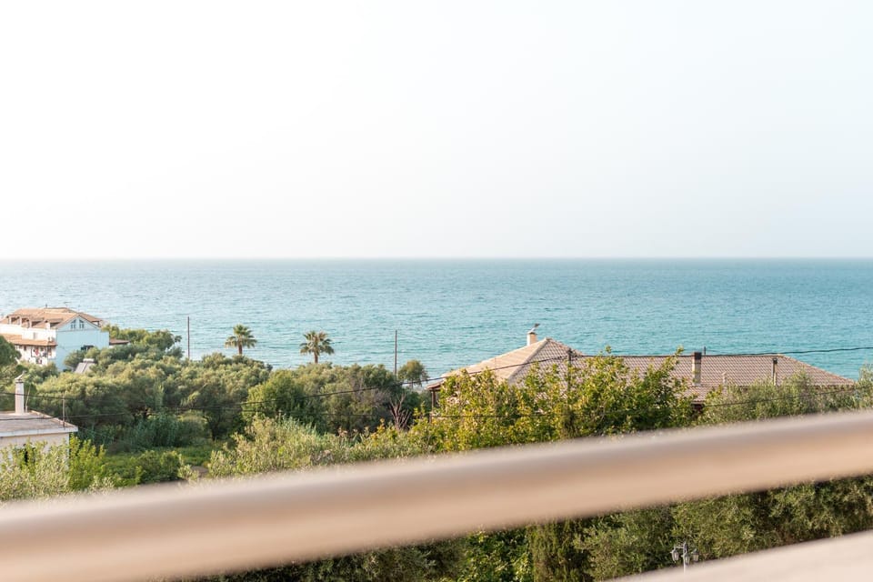 Airy Flat at Xenios Avlais Apartment in Alikanas