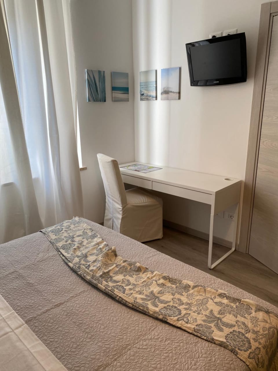 TV and multimedia, Photo of the whole room, Bedroom