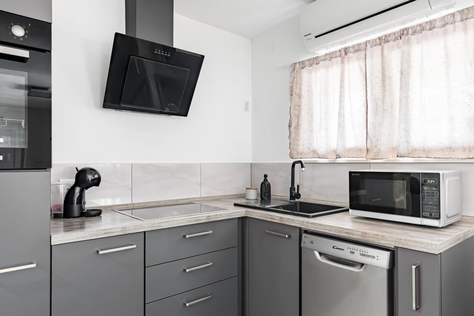 Kitchen or kitchenette, dishwasher, oven, pet friendly, stove, toaster