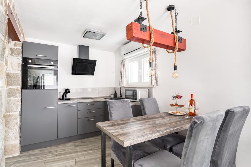 TV and multimedia, Kitchen or kitchenette, Living room, Seating area, Dining area, oven, pet friendly, stove
