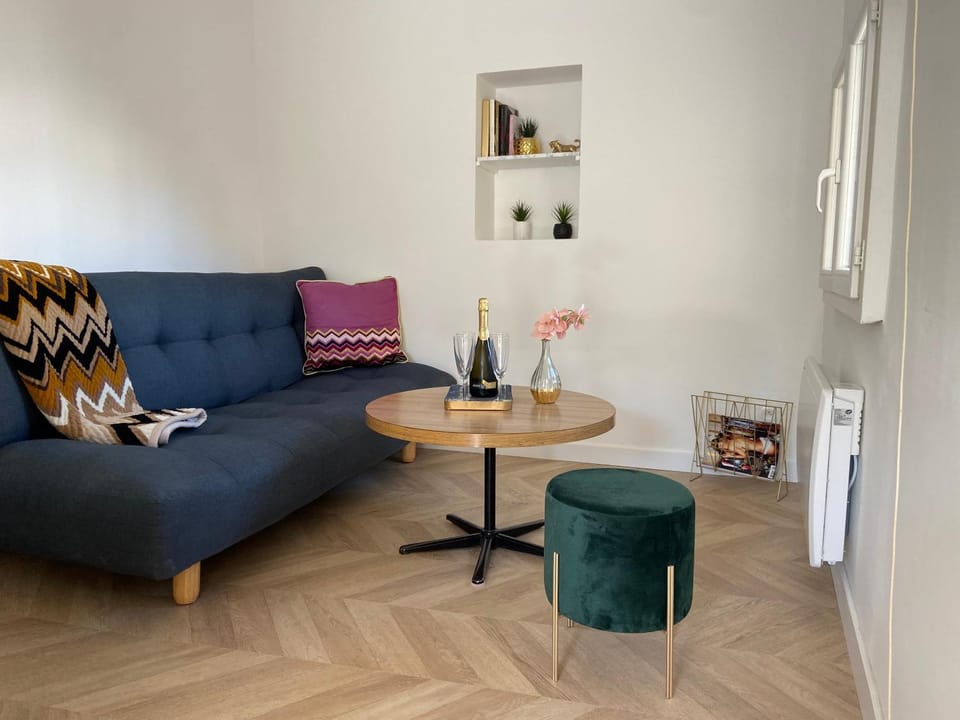 Living room, Dining area, Drinks, Alcoholic drinks