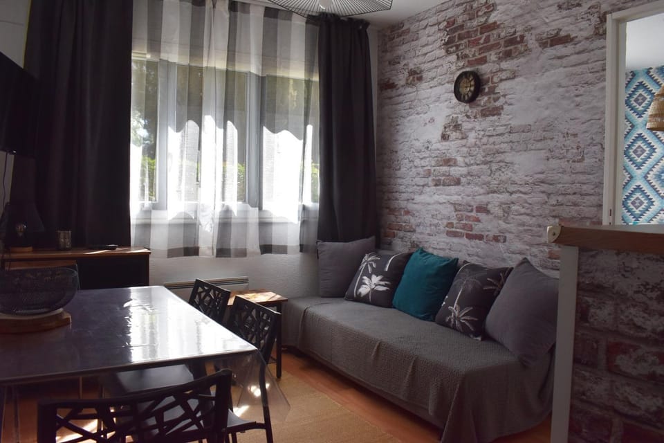 Lounge or bar, Seating area, Dining area