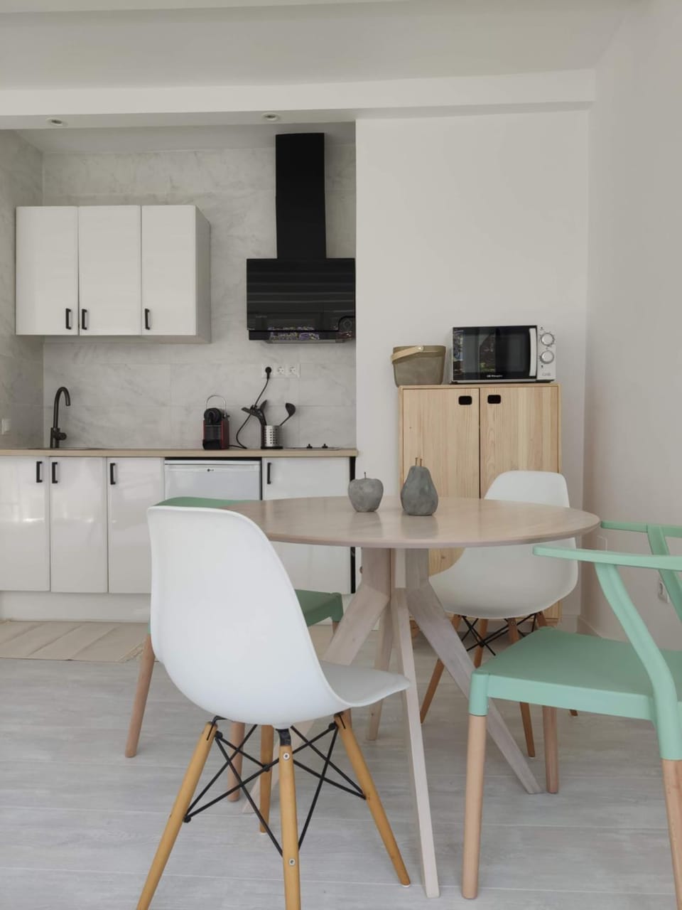 Kitchen or kitchenette, Dining area