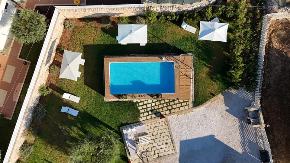 Property building, Day, Swimming pool