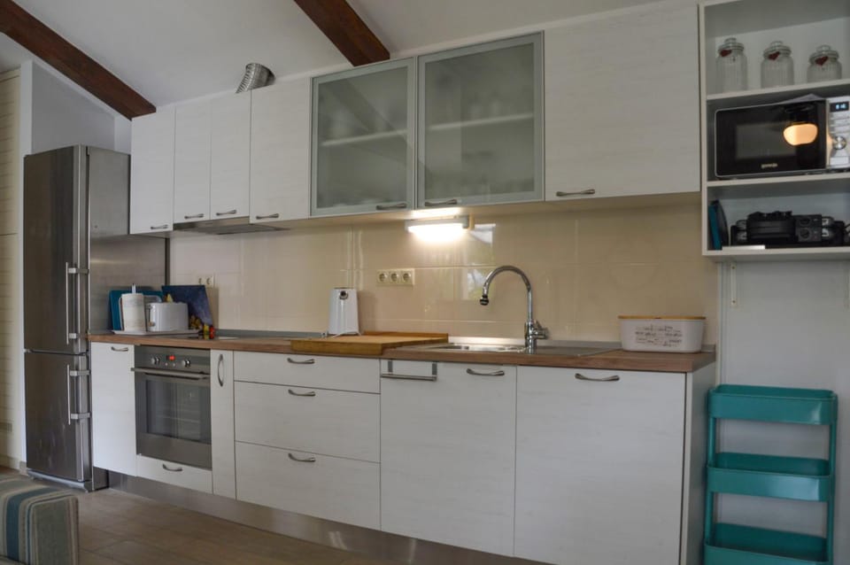 ISSA Holiday Home - 3 Min Walk to Beach House in Šibenik-Knin County, Croatia