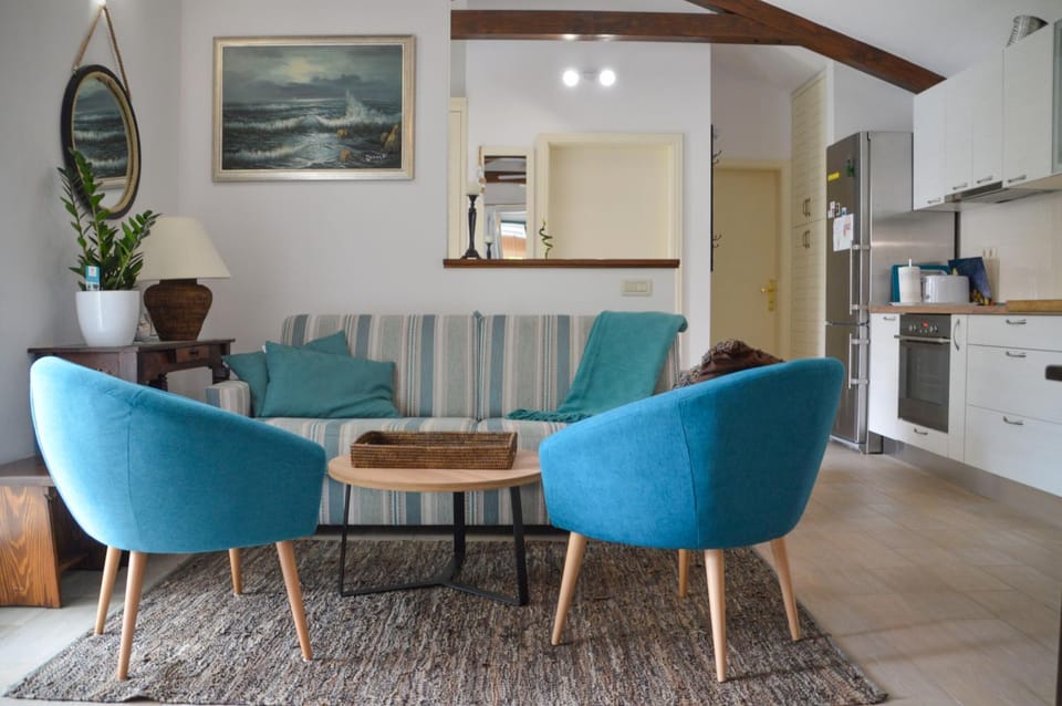 ISSA Holiday Home - 3 Min Walk to Beach House in Šibenik-Knin County, Croatia
