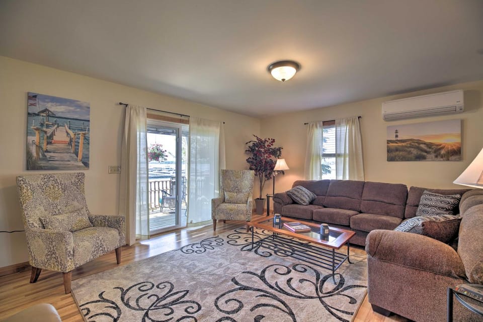 Lake Champlain Home w/ Decks, Kayaks & Fire Pit! House in Lake Champlain