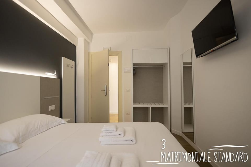 Bed, TV and multimedia, Photo of the whole room, Bedroom, towels, wardrobe