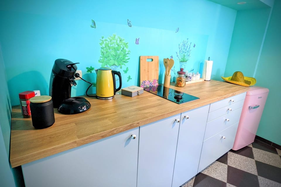 Coffee/tea facilities, Kitchen or kitchenette, stove, kitchen