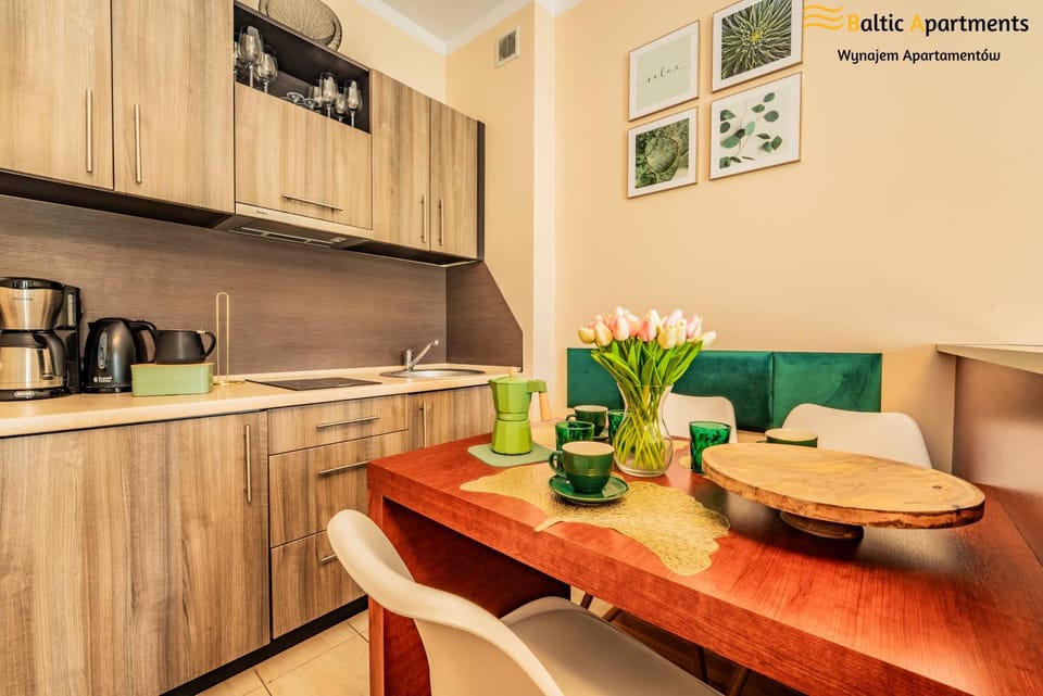 Coffee/tea facilities, Kitchen or kitchenette, stove, toaster