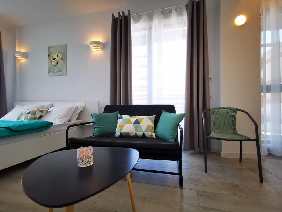 Bed, Living room, Photo of the whole room, Bedroom