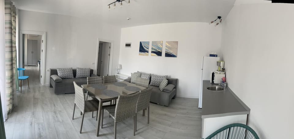 Bed, Kitchen or kitchenette, Living room, Seating area, Dining area, Bedroom