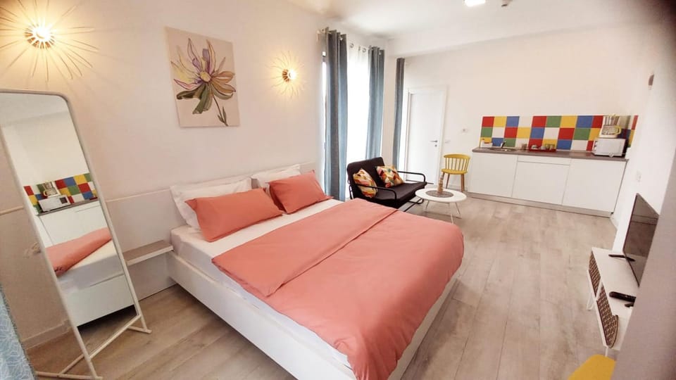 Bed, TV and multimedia, Living room, Photo of the whole room, Seating area, Bedroom
