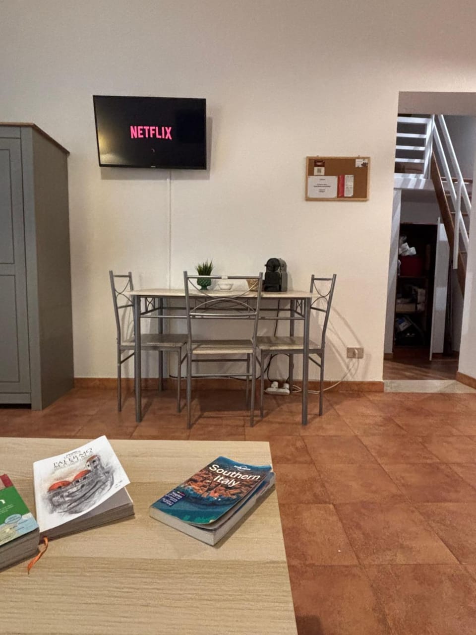TV and multimedia, Living room, Seating area, Dining area