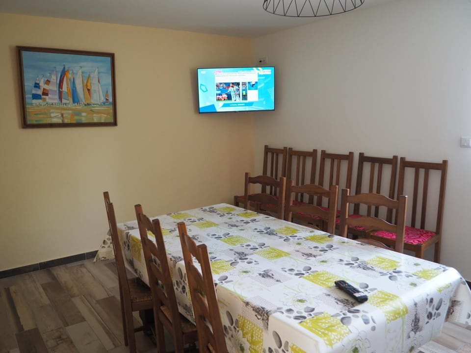 TV and multimedia, Living room, Seating area, Dining area