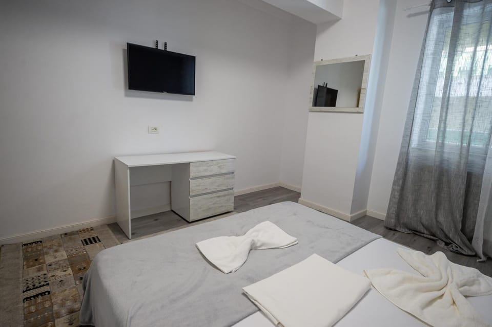 Bed, TV and multimedia, Bedroom, towels