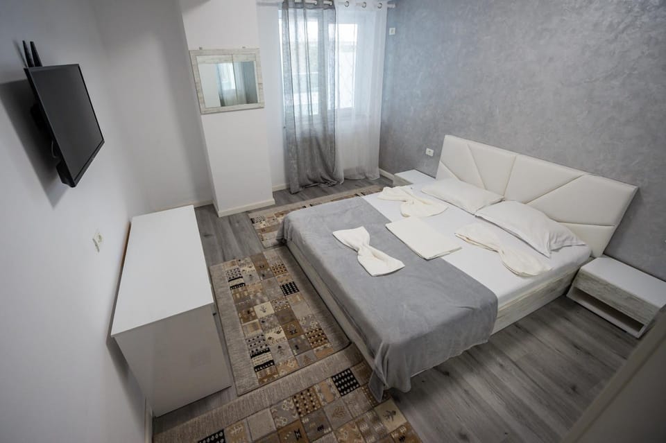 Bed, TV and multimedia, Decorative detail, towels