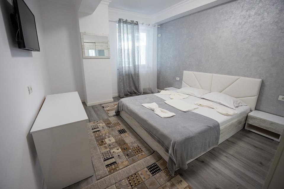 Bed, TV and multimedia, Photo of the whole room, Bedroom