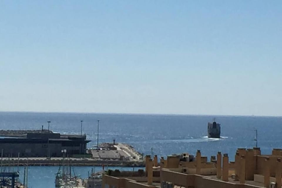 Beautiful apartment with swimming pool and beach Apartment in Alicante
