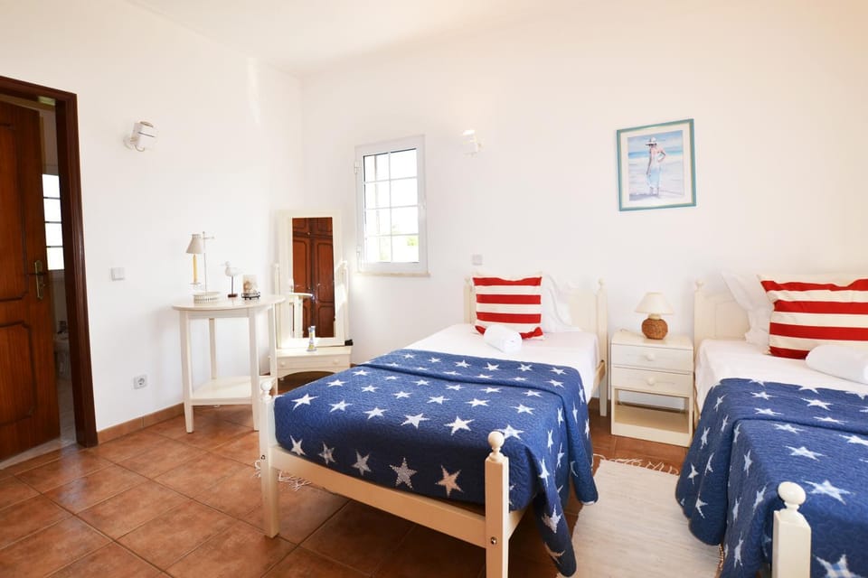 Spring, Bed, Day, Night, People, Winter, Summer, Other, Other, Photo of the whole room, Decorative detail, Bedroom, Autumn, On site, Guests, Area and facilities, Seasons, Time of day, children, young children, older children, group of guests, Family, ATM