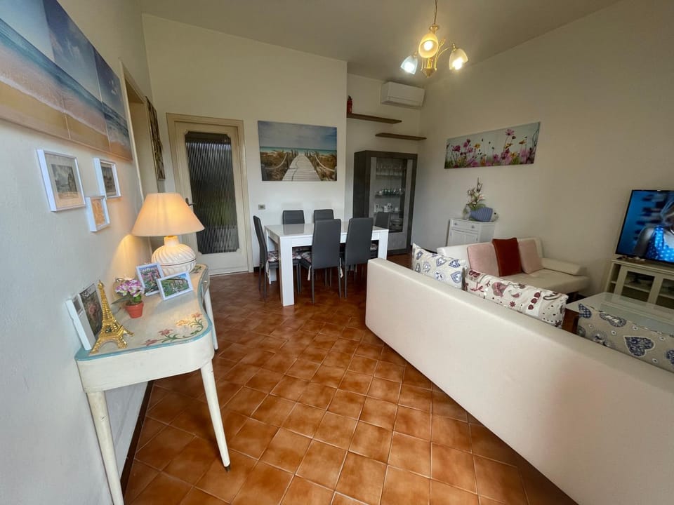 TV and multimedia, Living room, Seating area, Dining area, air conditioner