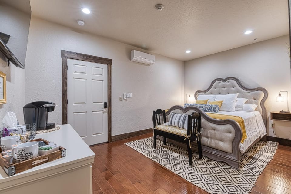 Bed, Coffee/tea facilities, Photo of the whole room, Bedroom