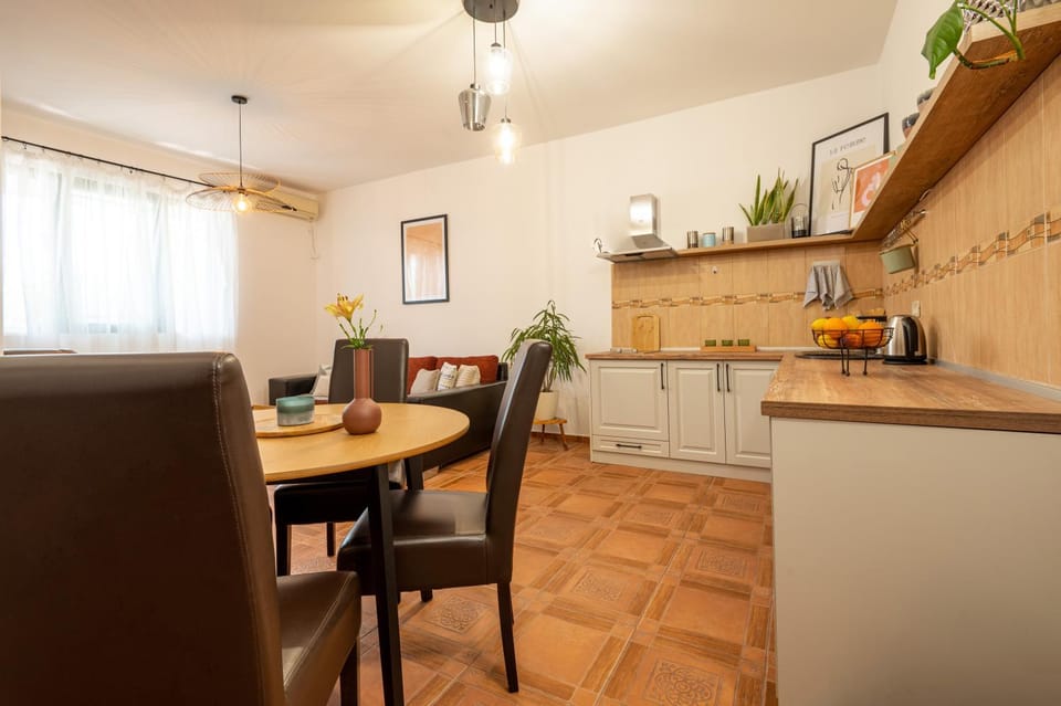 Dining area, kitchen