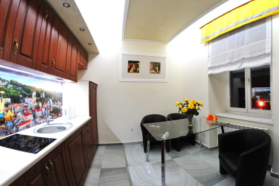 Kitchen or kitchenette, Dining area