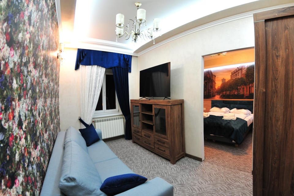 Bed, TV and multimedia, Living room, Photo of the whole room, Seating area, Bedroom