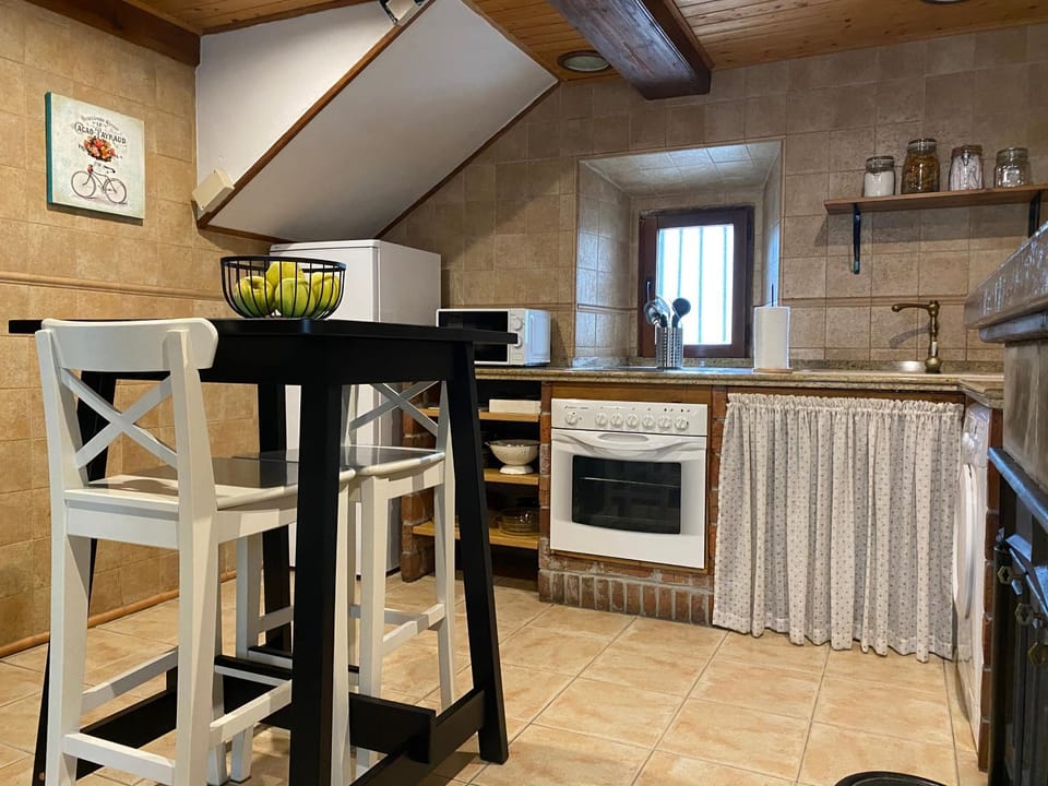 Kitchen or kitchenette, Dining area