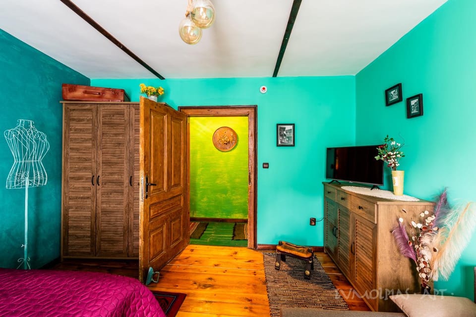 Communal lounge/ TV room, Bed, Decorative detail, Seating area, Bedroom, heating, safe, wardrobe