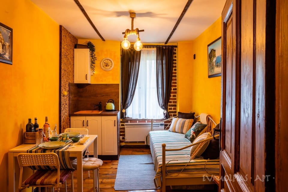 Bed, Coffee/tea facilities, Kitchen or kitchenette, Living room, Seating area, Dining area, Communal kitchen, Garden view, Breakfast, kitchen