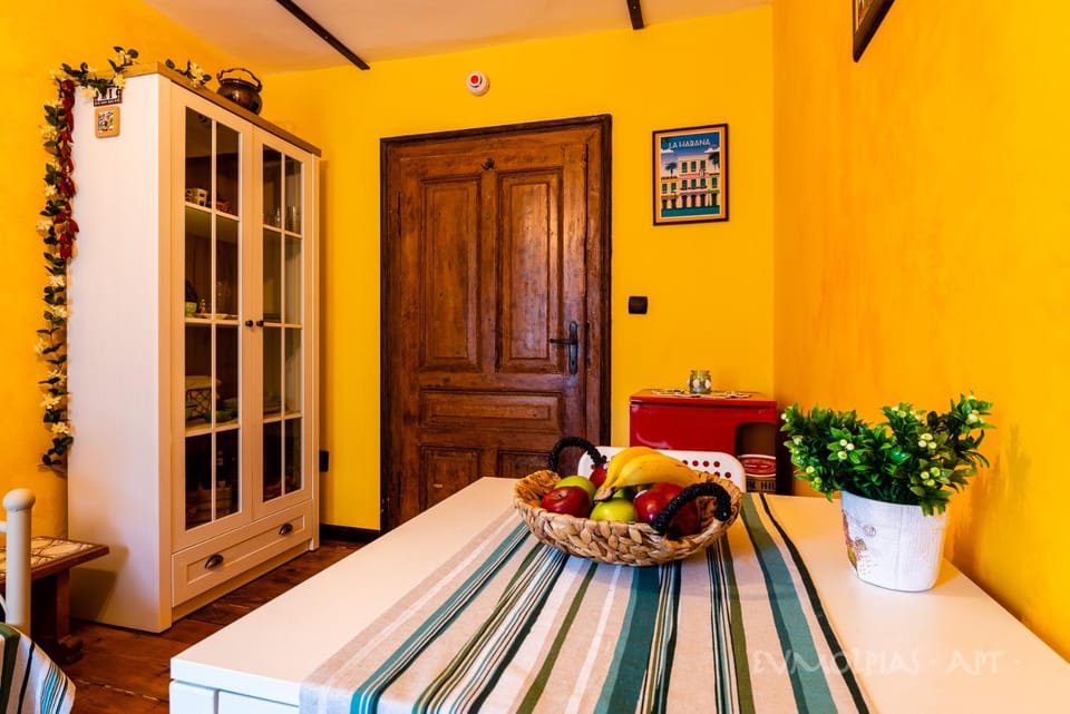 Bed, Food close-up, Coffee/tea facilities, Kitchen or kitchenette, Food and drinks, Decorative detail, Dining area, Food