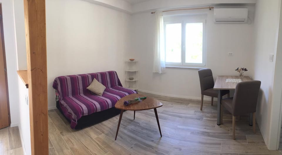 Lucia Apartment in Cres