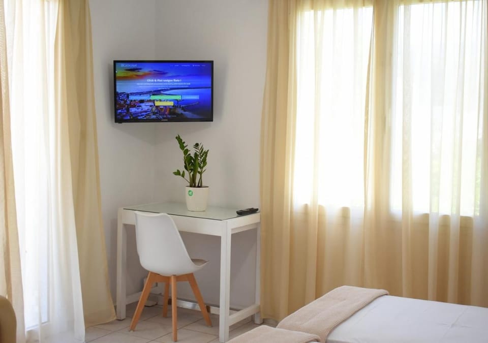 Communal lounge/ TV room, Bed, TV and multimedia, Bedroom