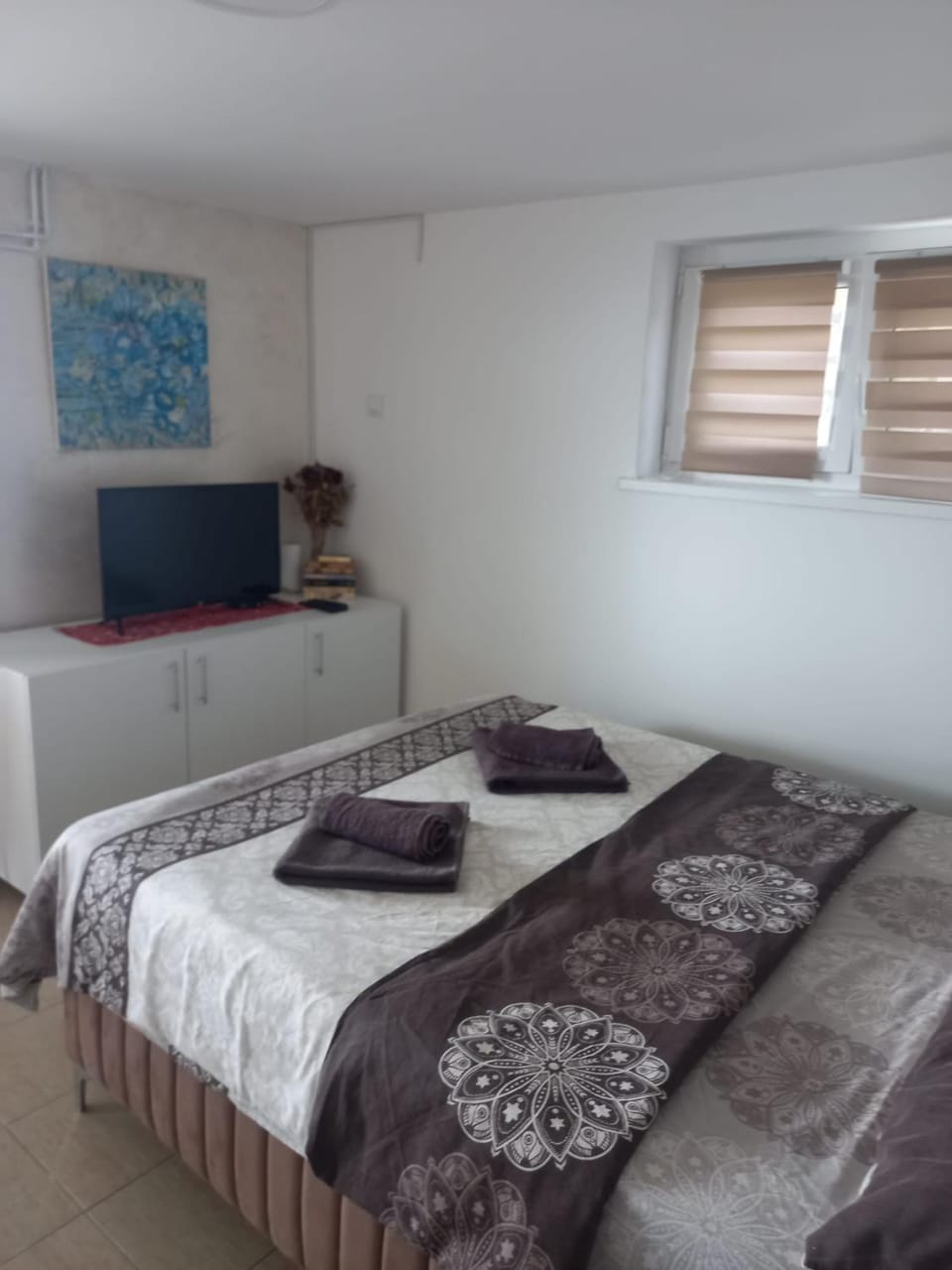 Bed, TV and multimedia, Photo of the whole room, Bedroom, towels