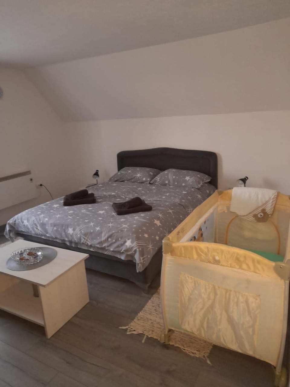 Bed, Photo of the whole room, Bedroom, cot