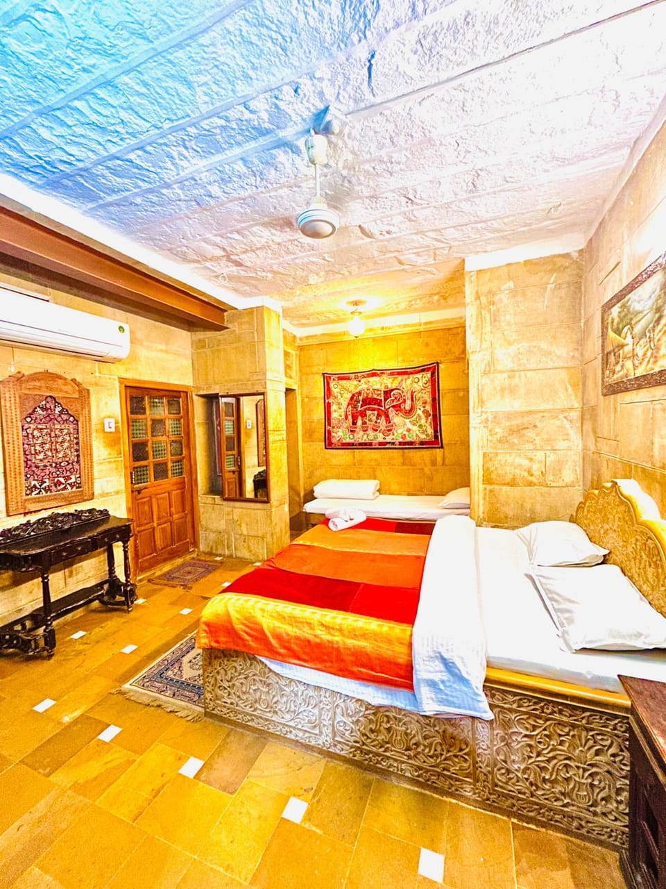 Bed, Photo of the whole room, Decorative detail, Bedroom, air conditioner