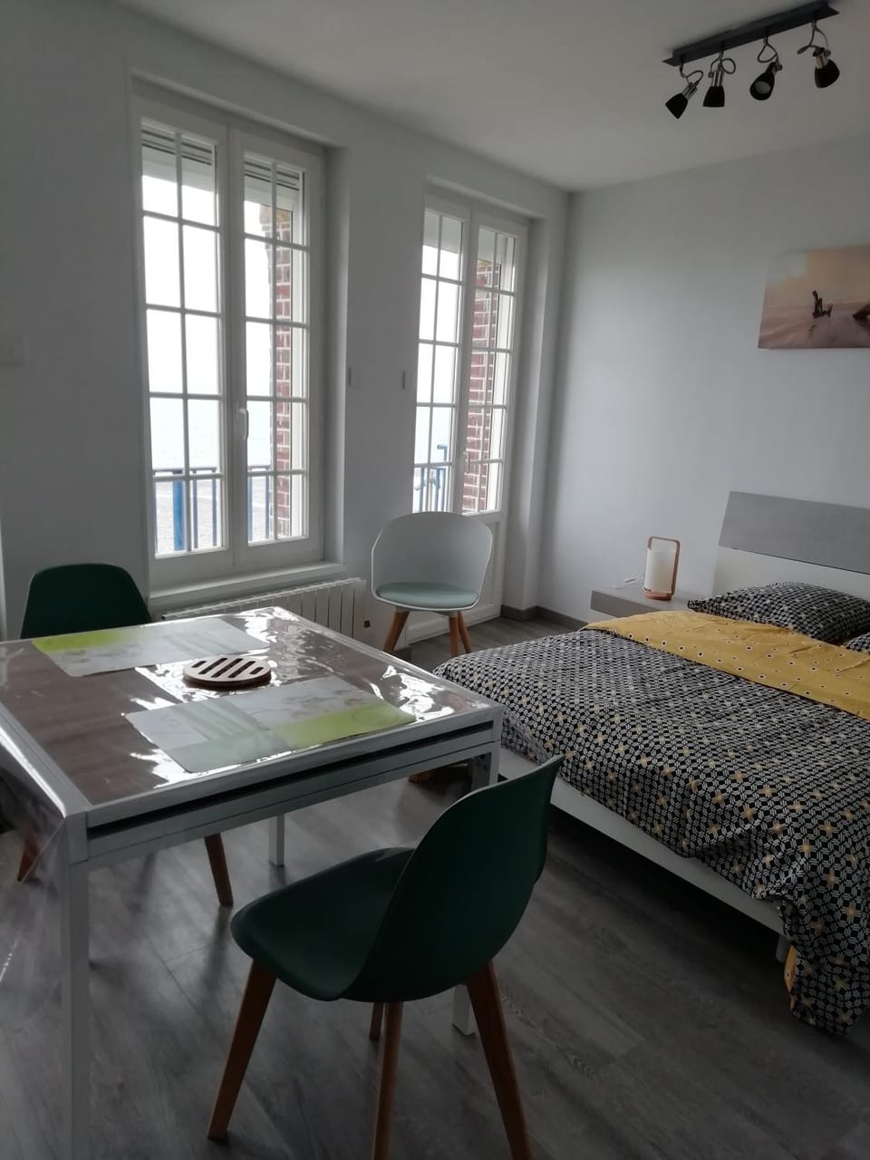 Bed, Dining area