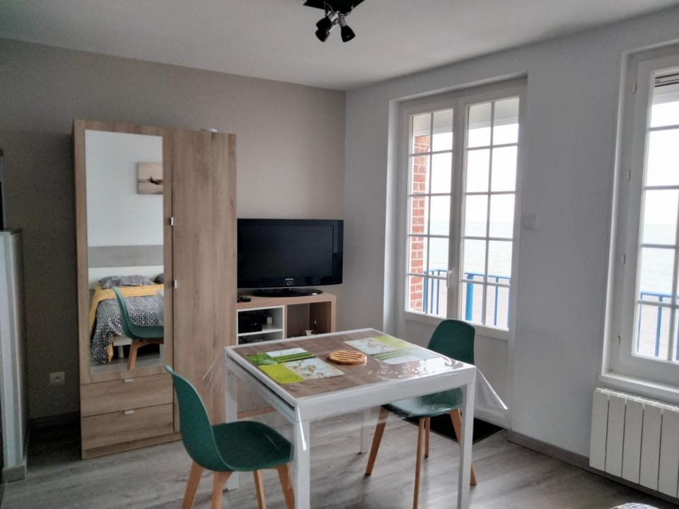 TV and multimedia, Dining area, wardrobe