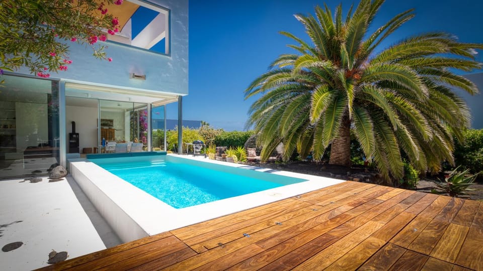 Property building, Off site, Day, BBQ facilities, Garden, Balcony/Terrace, Garden view, Pool view, Swimming pool, sunbed