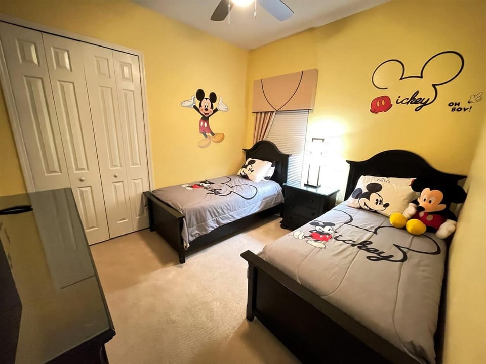 Luxurious Getaway Pool Hot Tub Theater Gym Outdoor Kitchen BBQ 2 Miles to Disney House in Four Corners