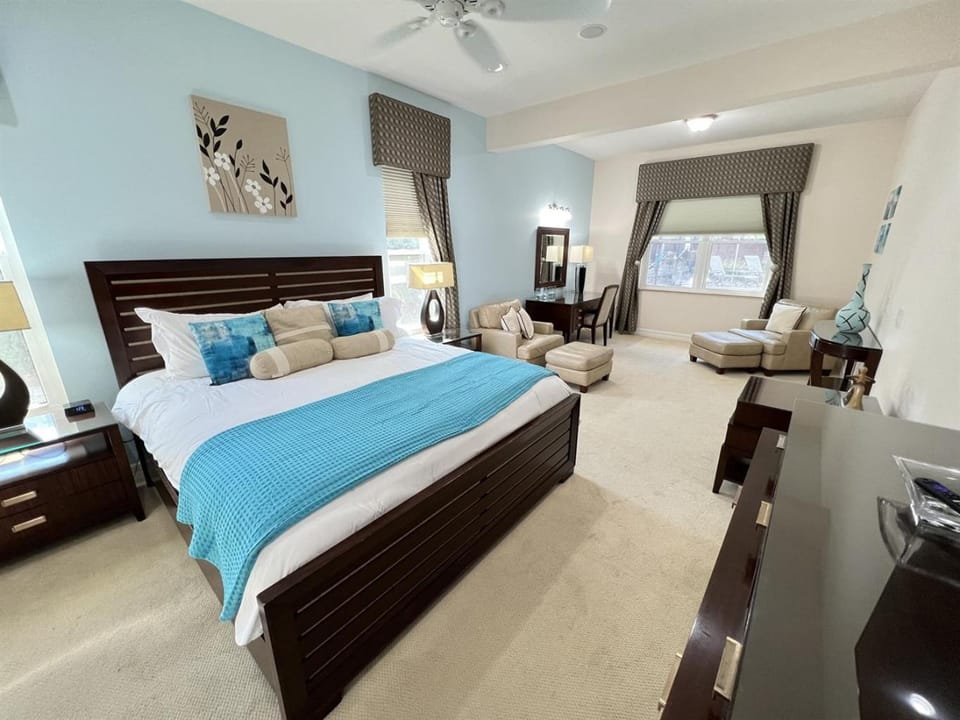 Luxurious Getaway Pool Hot Tub Theater Gym Outdoor Kitchen BBQ 2 Miles to Disney House in Four Corners
