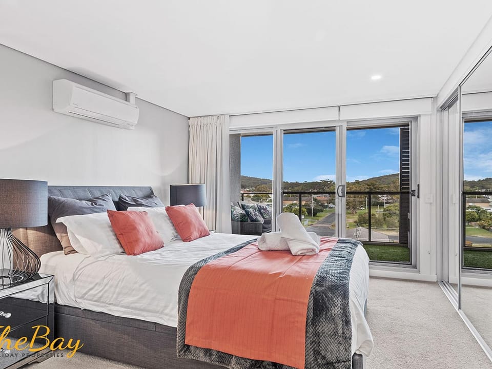 Photo of the whole room, Bedroom, Street view