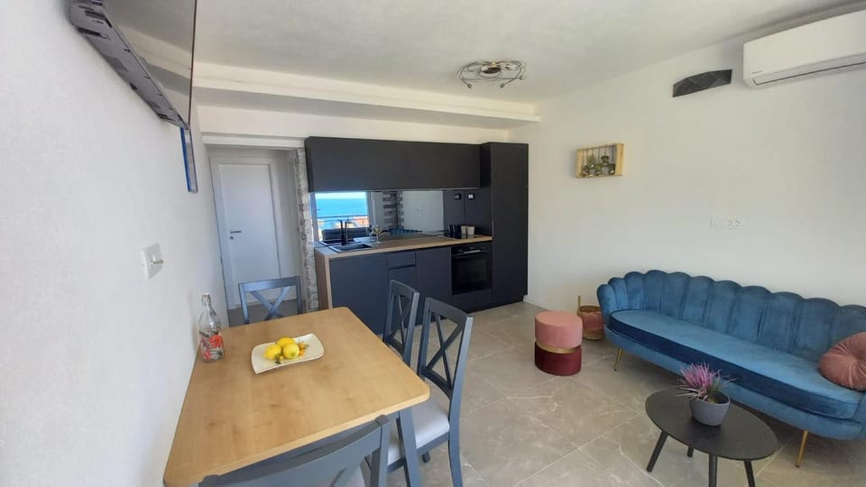 Dining area, kitchen