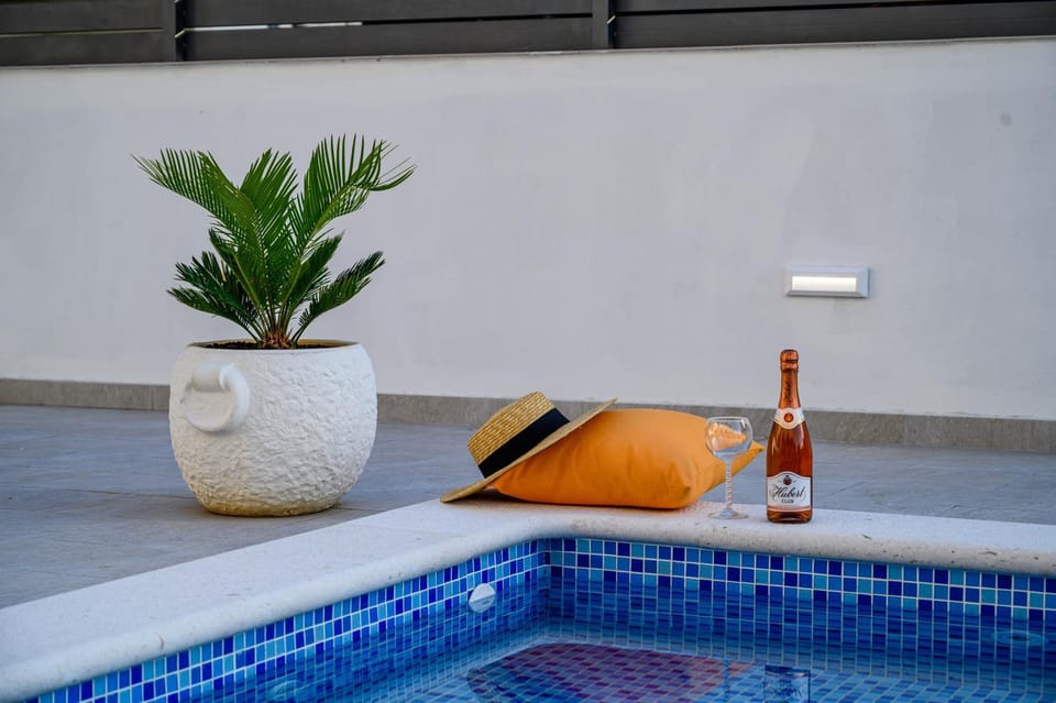 Villa Relax - beautiful Apartment with heated saltwater pool & jacuzzi Apartment in Šibenik-Knin County, Croatia